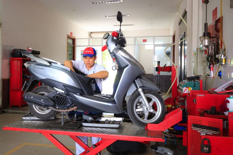 Xe đang rửa trong xưởng